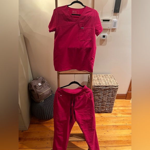 Figs Catarina top and Zamora high waisted jogger bottom combo - Picture 4 of 5